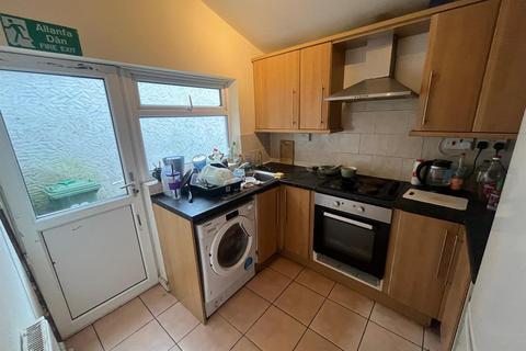 4 bedroom house share for sale, Beach Street, Sandfields, Swansea