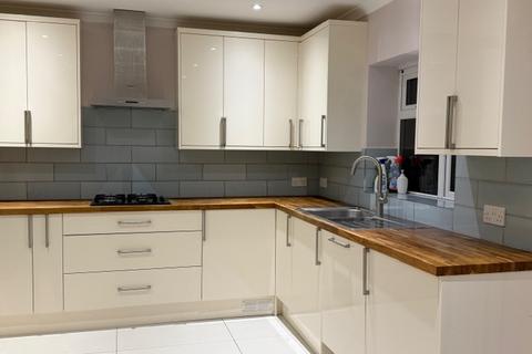2 bedroom semi-detached house to rent, Almons Way, Slough SL2