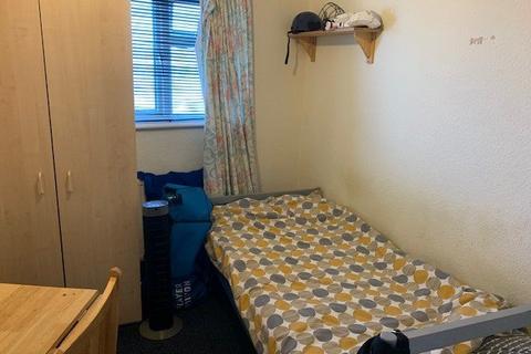 Studio to rent, High Road, Whetstone N20