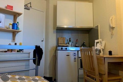 Studio to rent, High Road, Whetstone N20