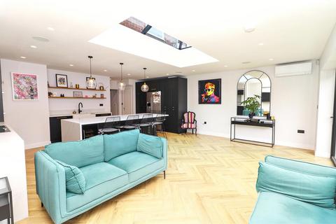 3 bedroom semi-detached house for sale, Thornbury Gardens, Borehamwood