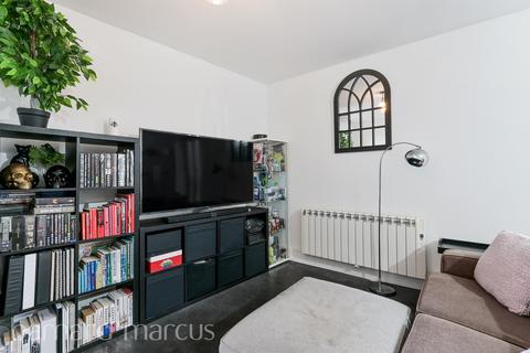 1 bedroom apartment for sale, Garratt Lane, London