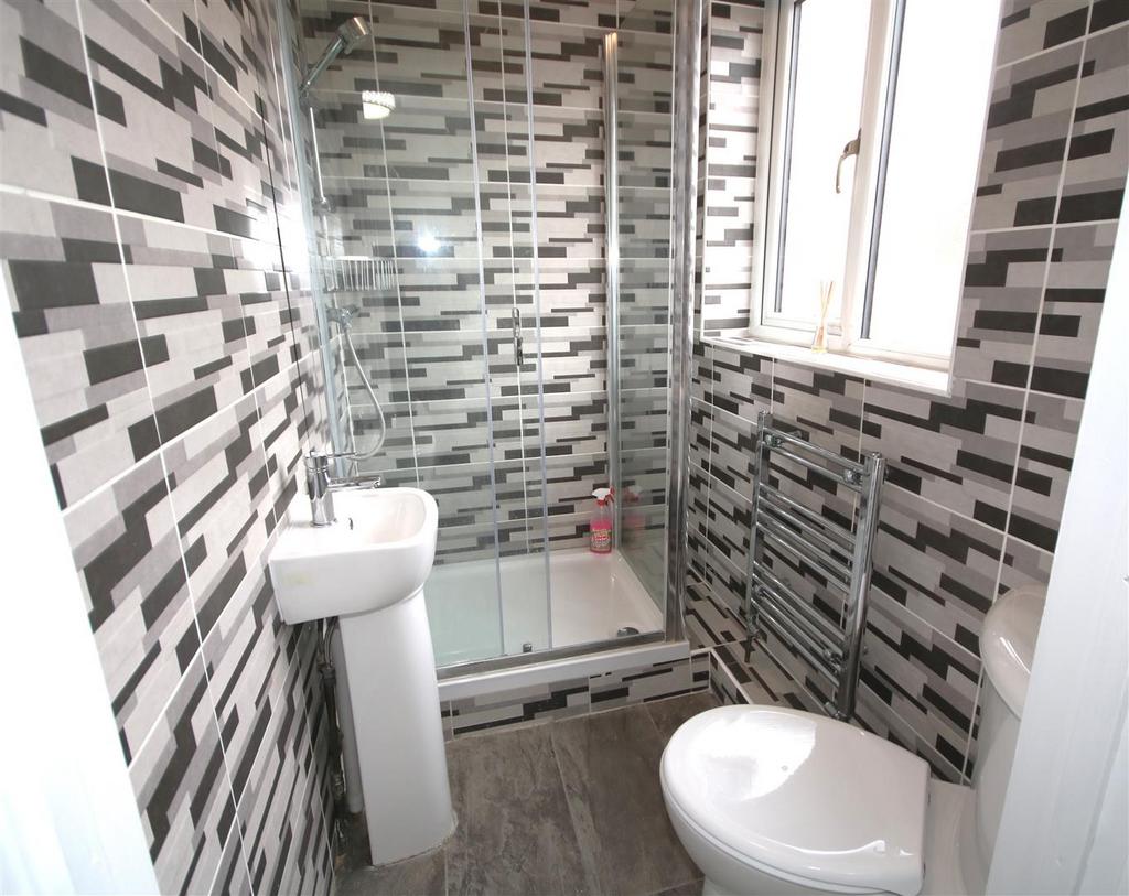 Bed 2 En Suite.JPG