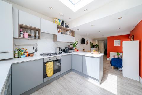 2 bedroom apartment for sale, Courcy Road, London