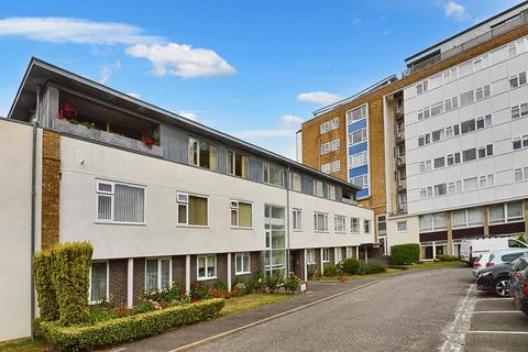 3 bedroom flat to rent, Chiswick Place, Eastbourne