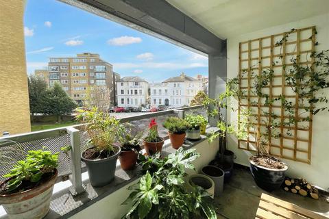 3 bedroom flat to rent, Chiswick Place, Eastbourne