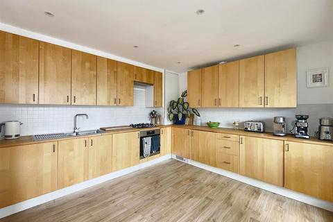 3 bedroom flat to rent, Chiswick Place, Eastbourne