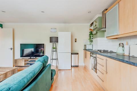2 bedroom apartment for sale, Denton Close, Redhill