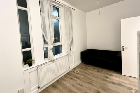 2 bedroom flat to rent, Amersham Road, SE14