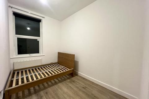 2 bedroom flat to rent, Amersham Road, SE14
