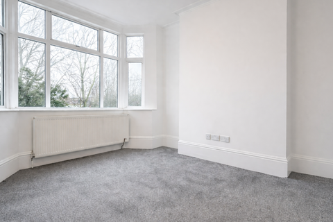 3 bedroom maisonette to rent, Crescent Road, London