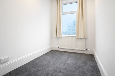3 bedroom maisonette to rent, Crescent Road, London