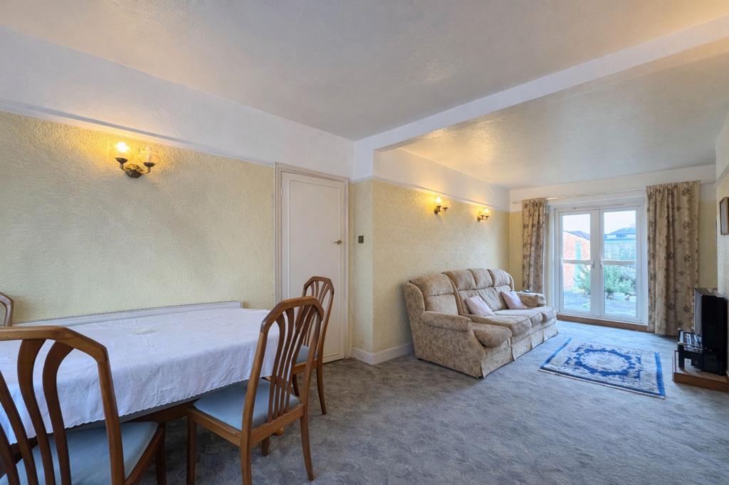 Lounge/dining area