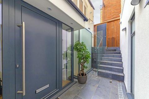 2 bedroom flat to rent, Lithos Road, London NW3
