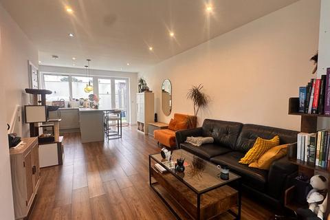 3 bedroom detached house for sale, Shaftesbury Avenue, Feltham, TW14