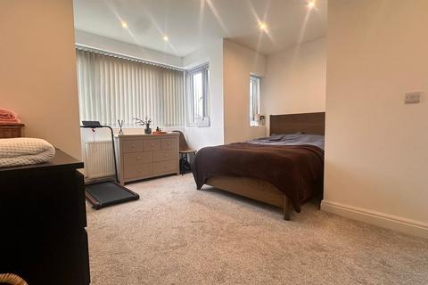 3 bedroom detached house for sale, Shaftesbury Avenue, Feltham, TW14