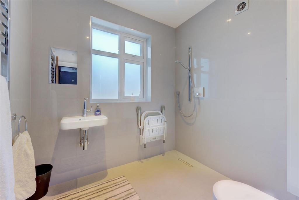 D0422 20 bancroft ave wet Room.jpg