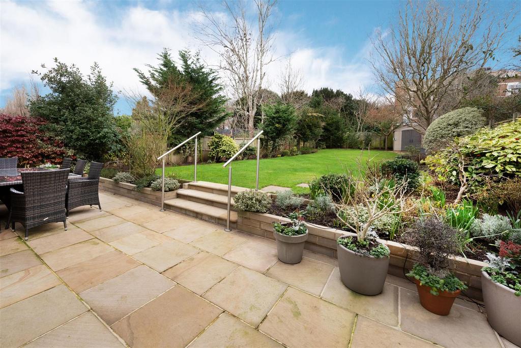 D0422 20 bancroft ave gdn7.jpg