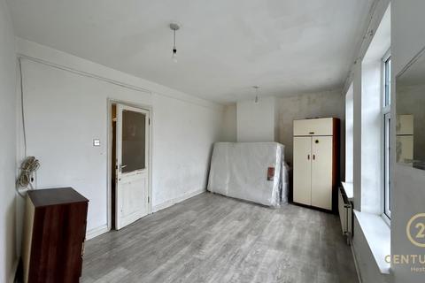 4 bedroom flat to rent, Central Parade, HOUNSLOW TW5