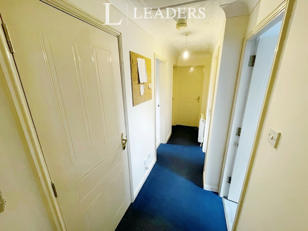 B944d918-hallway