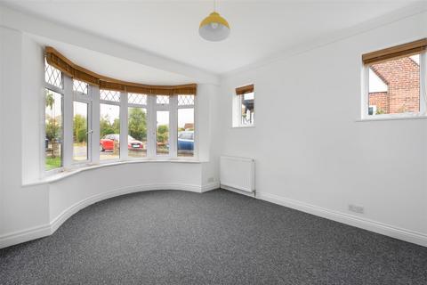 3 bedroom semi-detached house to rent, Highfield Close, Blean