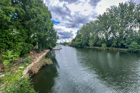 4 bedroom houseboat for sale, Taggs Island, Hampton TW12