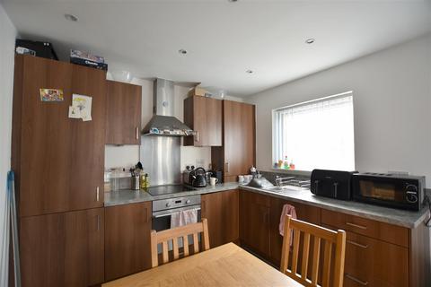 2 bedroom apartment to rent, Thornton Side, Redhill