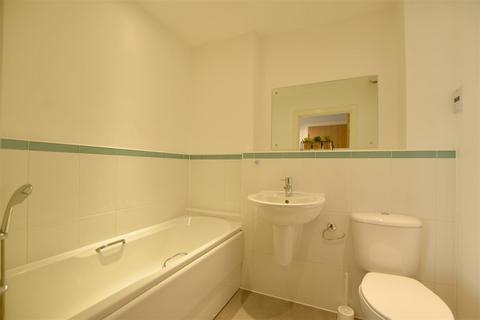 2 bedroom apartment to rent, Thornton Side, Redhill