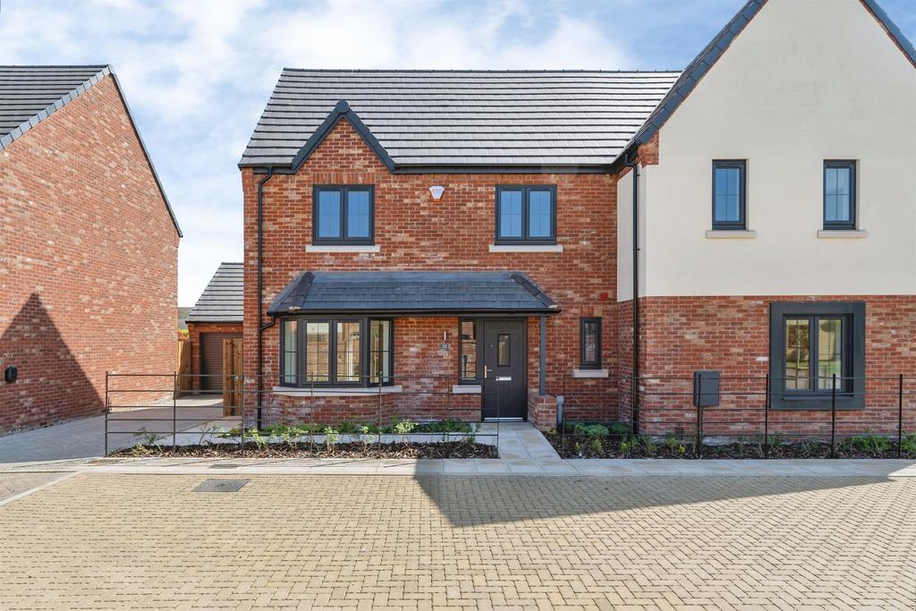3 bedroom semi-detached house for sale