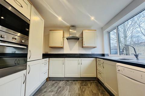 3 bedroom semi-detached house to rent, Cotswold Road,Blackpool, Lancashire