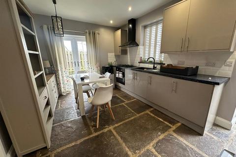 3 bedroom cottage for sale, Almondbury Bank, Huddersfield HD5