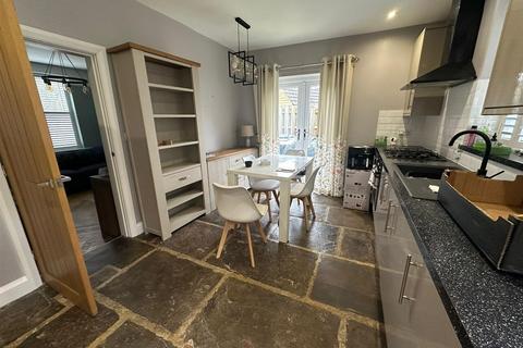 3 bedroom cottage for sale, Almondbury Bank, Huddersfield HD5