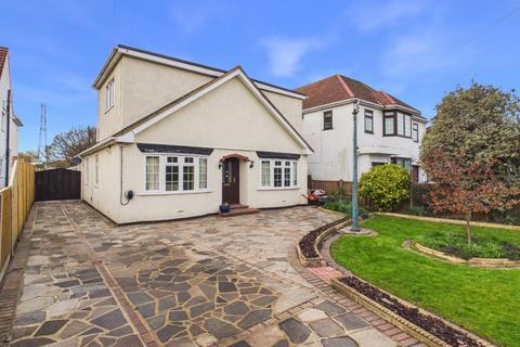 4 bedroom detached house for sale, Coppermill Road, Wraysbury, Berkshire, TW19