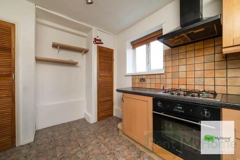 3 bedroom flat to rent, South Woodford, Churchfields, London