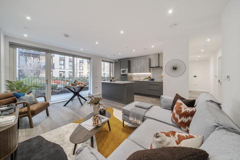 3 bedroom apartment to rent, 6 Headlam Avenue, London SW4