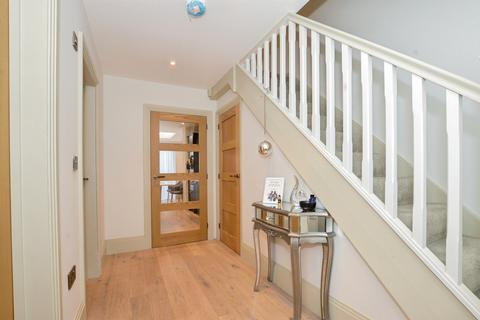 4 bedroom end of terrace house for sale, Hastings Way, Bushey