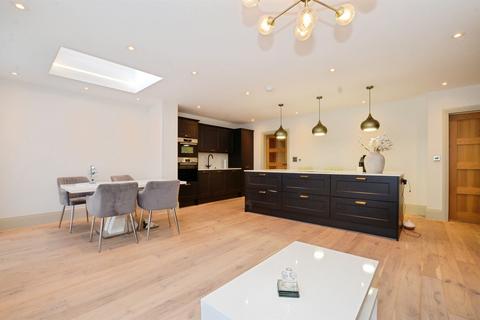 Hastings Way, Bushey
