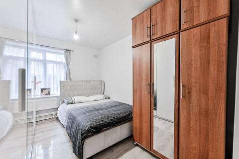3 bedroom flat to rent, Cluse Court, Angel, London, N1