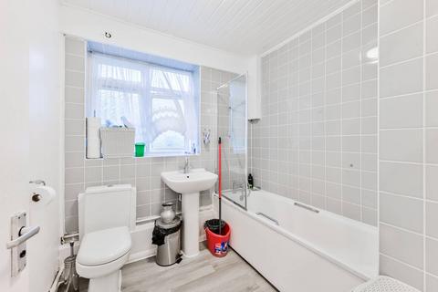 3 bedroom flat to rent, Cluse Court, Angel, London, N1