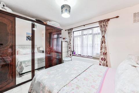 3 bedroom flat to rent, Cluse Court, Angel, London, N1