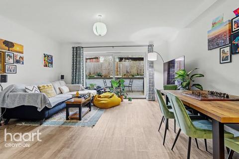 2 bedroom end of terrace house for sale, Addington Road, South croydon