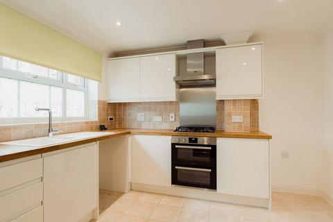 3 bedroom semi-detached house to rent, Albert Close, Crediton, EX17