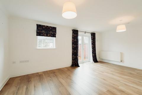 3 bedroom semi-detached house to rent, Albert Close, Crediton, EX17
