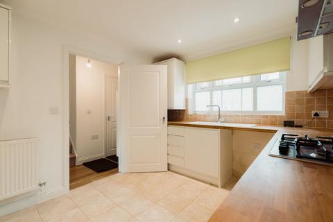 3 bedroom semi-detached house to rent, Albert Close, Crediton, EX17