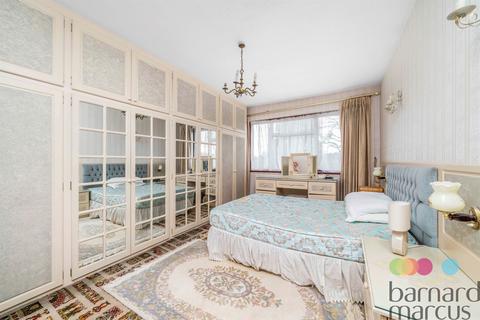 4 bedroom semi-detached house for sale, Friern Watch Avenue, London