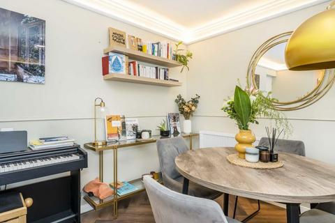 2 bedroom flat to rent, The Colonnades, London W2