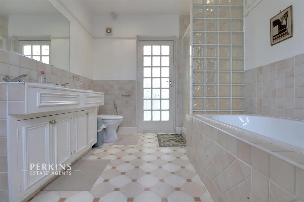 BATHROOM 2.jpg