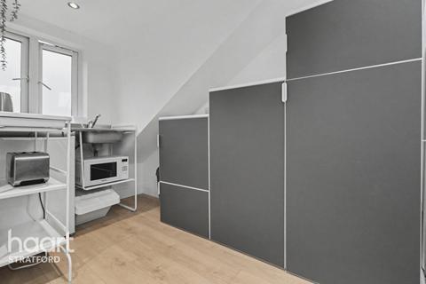 1 bedroom in a house share to rent, Harpenden Road, LONDON
