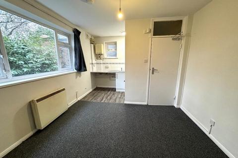 Studio to rent, Askew Crescent, London W12