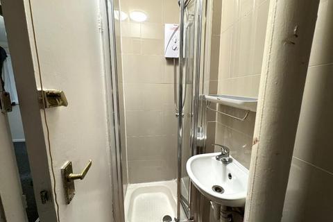Studio to rent, Askew Crescent, London W12